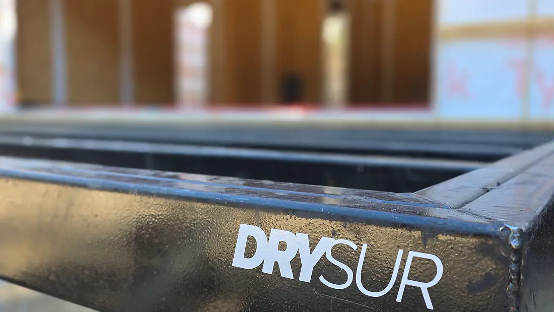 Marca DRYSUR en estructura de obra