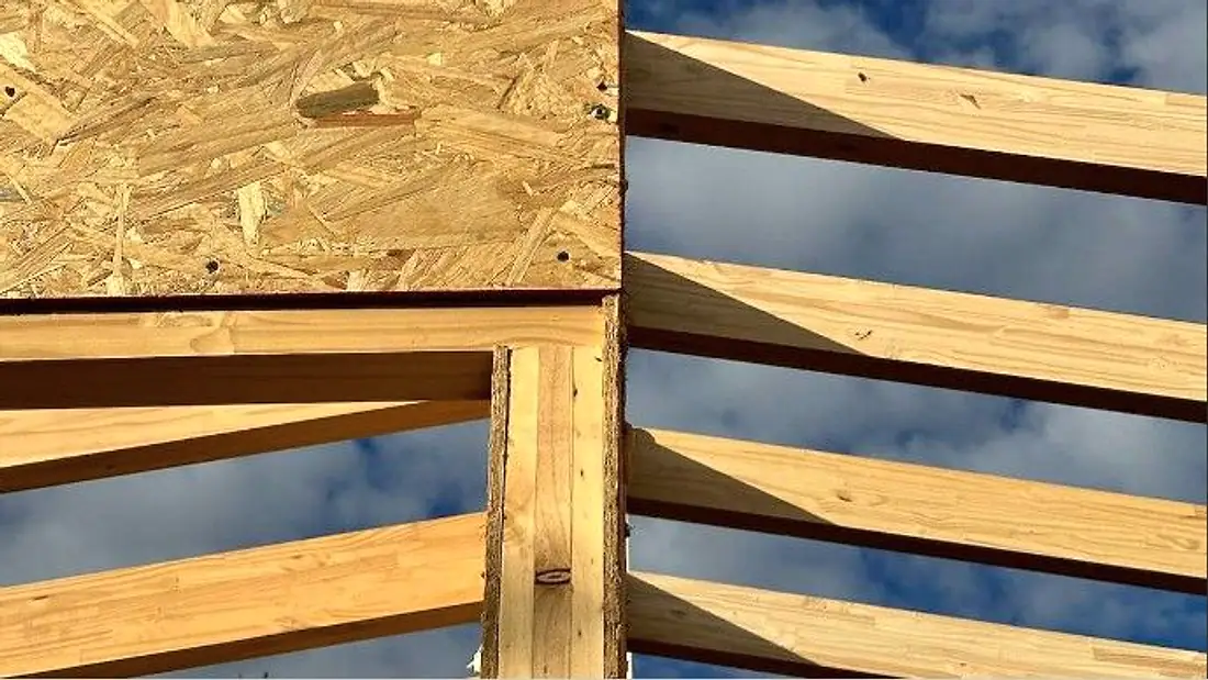 Detalle de cabriadas DRYSUR contra el cielo