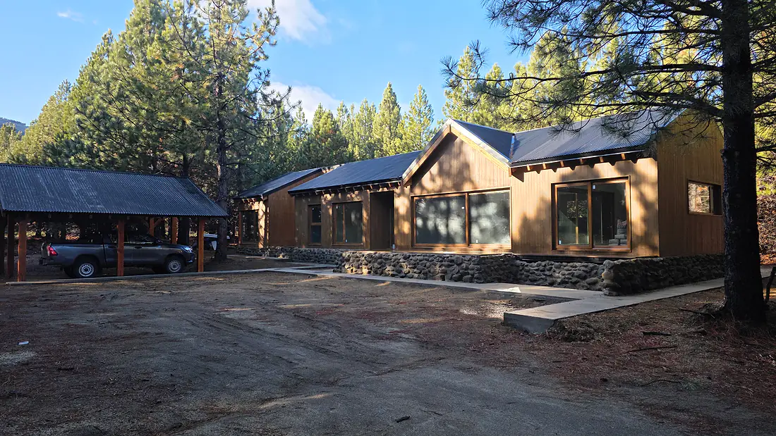Casa DRYSUR con siding de madera y techo de chapa