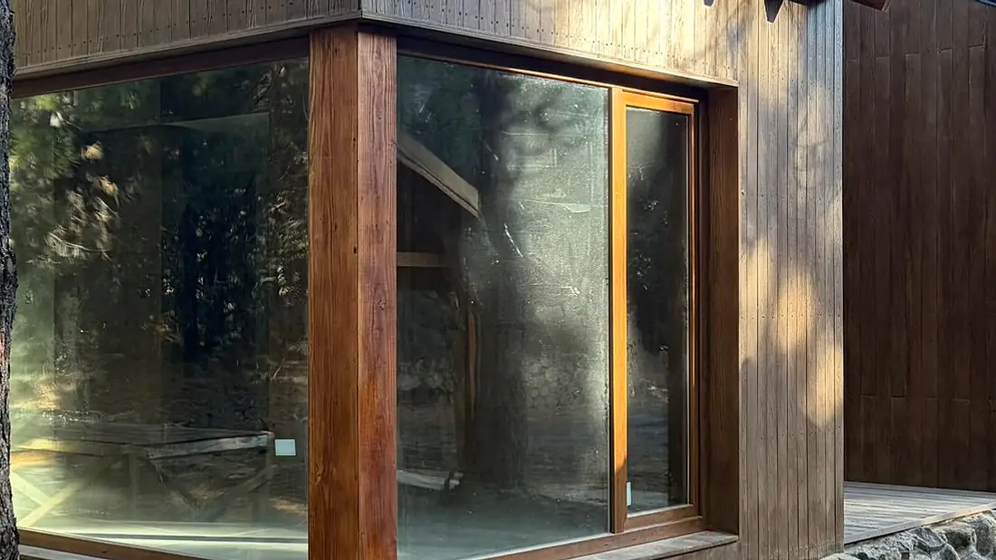Detalle de vivienda DRYSUR con siding de madera y base de piedra